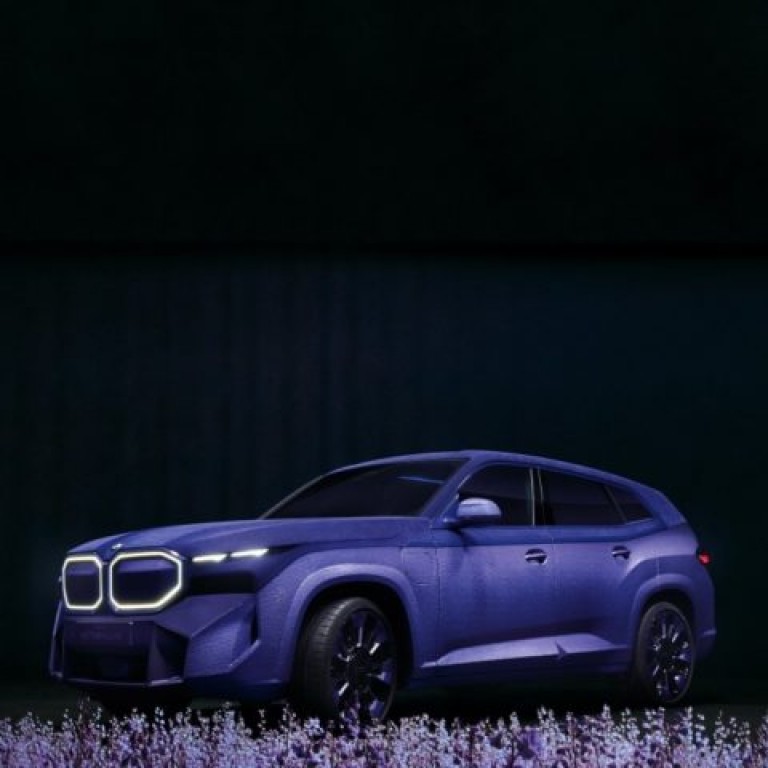 PREMIÈRE MONDIALE À CANNES : LA BMW XM MYSTIQUE ALLURE, INSPIRÉE PAR NAOMI CAMPBELL.