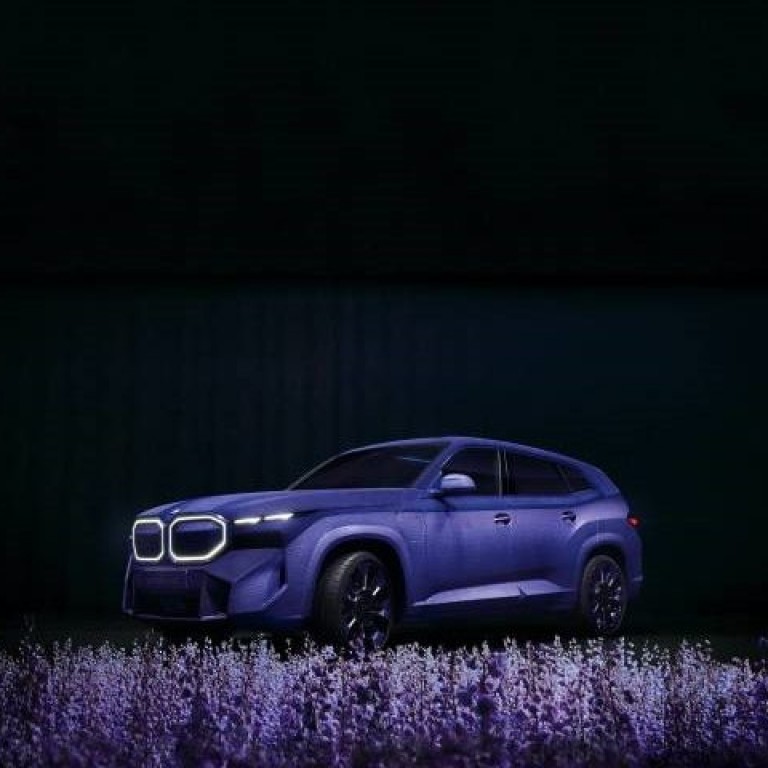 PREMIÈRE MONDIALE À CANNES : LA BMW XM MYSTIQUE ALLURE, INSPIREE PAR NAOMI CAMPBELL.