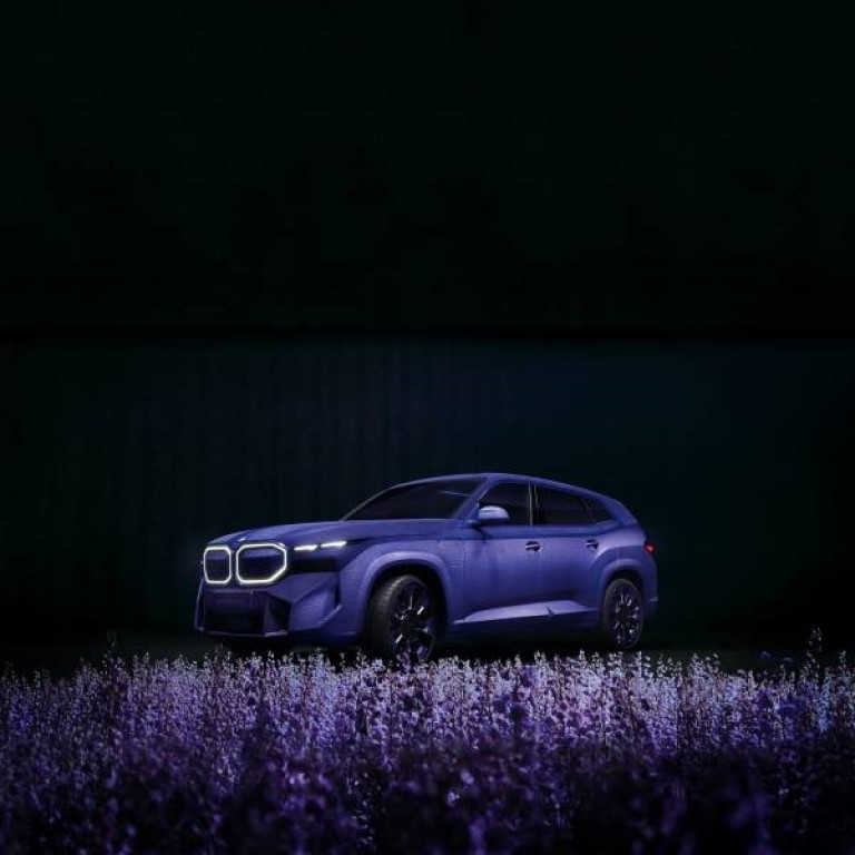 PREMIÈRE MONDIALE À CANNES : LA BMW XM MYSTIQUE ALLURE, INSPIREE PAR NAOMI CAMPBELL.