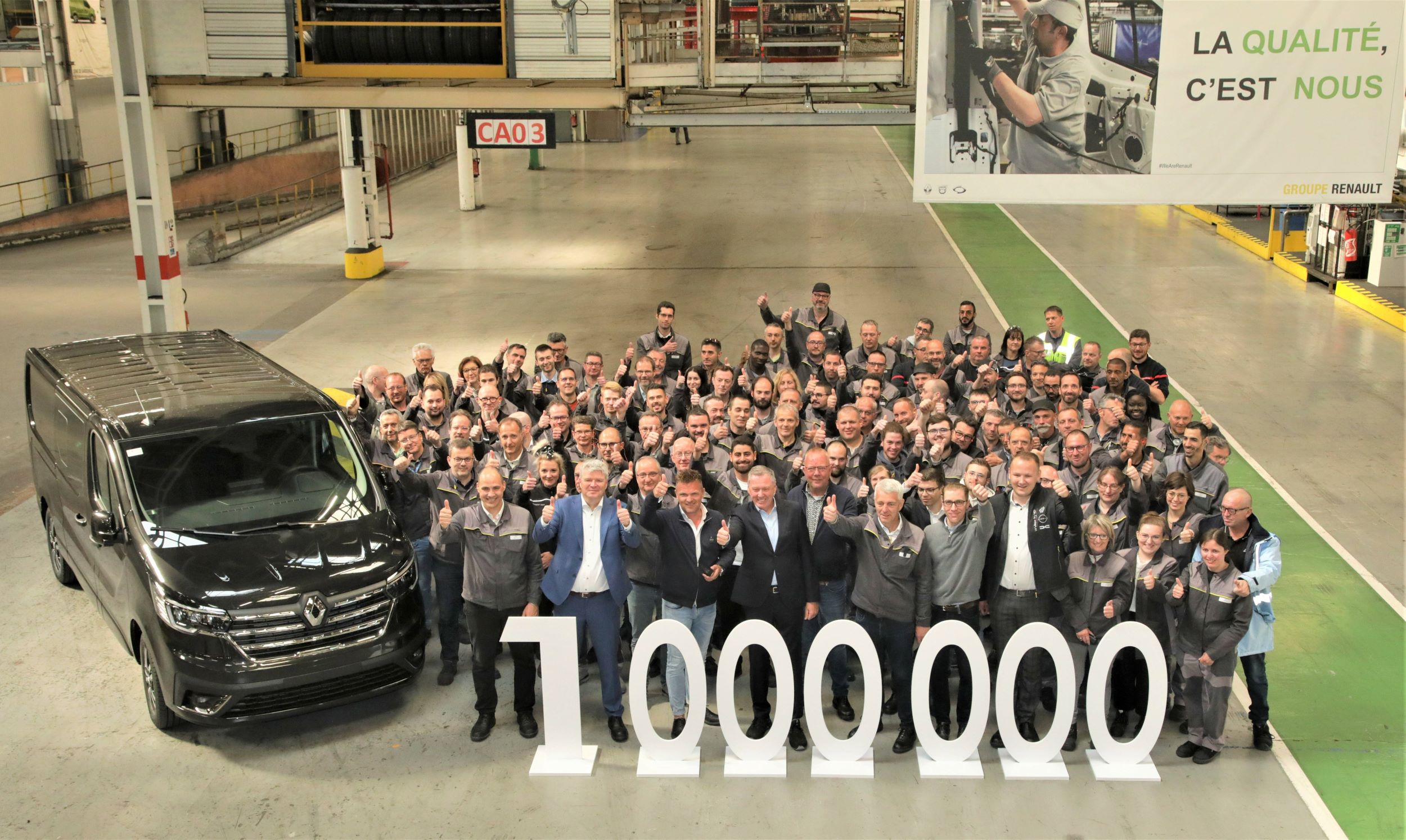 LE PROPRIÉTAIRE DU MILLIONIÈME RENAULT TRAFIC PRODUIT À L’USINE DE